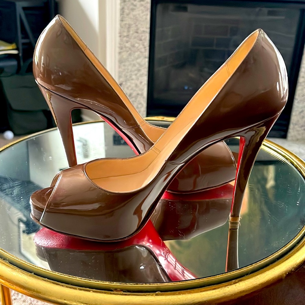38 1/2 peep toe great condition no scuffs, comes with dust bag no box ☺️